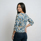 Blusa Ajustada Estampada con Botones Frontales y Escote en V