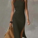 Vestido midi sin cuello con abertura en el dobladillo.
