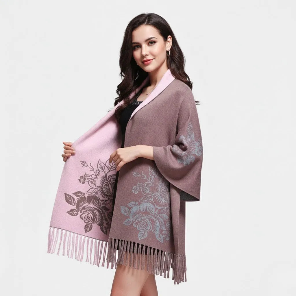 Cárdigan tipo kimono en tejido elegante | Corte amplio | Patrón floral con flecos