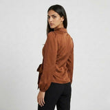 Blusa Cruzada con Lazo Lateral y Corte Elegante Estructurado