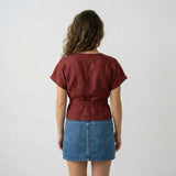 Blusa Ajustada con Escote en V y Cintura Marcada Elegante