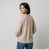 Blusa Fluida con Escote en V y Manga Larga para Elegancia Natural