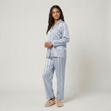 Conjunto de pijama satinado con patrón rayado | Corte fluido | Elegancia relajada