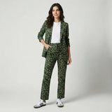 Conjunto Estructurado Femenino con Blazer Elegante y Pantalón de Corte Recto