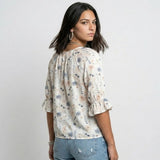 Blusa Floral con Lazo Frontal para Elegancia Ligera