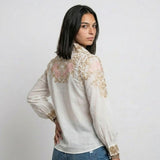 Blusa Camisera Ornamentada con Manga Larga para Elegancia Cuidadosa