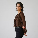 Blusa Fluida con Volantes Frontales y Movimiento Elegante