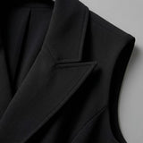Mono femenino elegante sin mangas con corte entallado