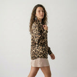 Blusa Oversized con Botones Frontales y Estructura Ligera
