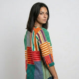 Blusa Patchwork con Botones Frontales para una Presencia Desenfadada