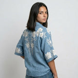 Blusa Camisera Floral con Manga Corta para Elegancia Ligera