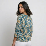 Blusa Floral con Escote en V para Elegancia Desenfadada