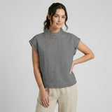 Blusa fluida de lino ligero | Corte recto | Detalles calados elegantes