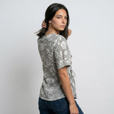 Blusa Floral con Botones Laterales para Conforto Diario