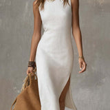 Vestido midi sin cuello con abertura en el dobladillo.