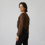 Blusa Fluida con Volantes Frontales y Movimiento Elegante