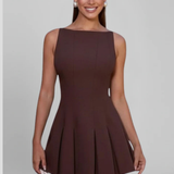 Tabitha | Vestido mini de invitada de boda sin mangas con falda plisada
