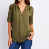 Blusa femenina fluida con escote en V y mangas dobladas