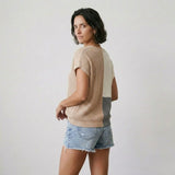 Camiseta Fluida con Escote en V y Corte Suelto para Días de Verano