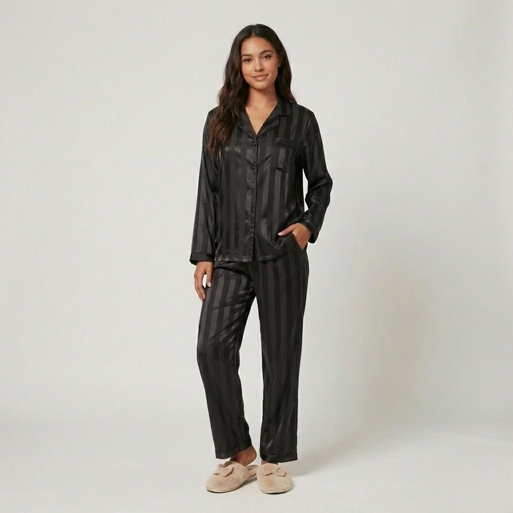 Conjunto de pijama satinado con patrón rayado | Corte fluido | Elegancia relajada