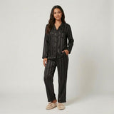Conjunto de pijama satinado con patrón rayado | Corte fluido | Elegancia relajada