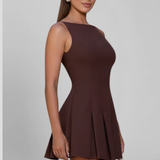 Tabitha | Vestido mini de invitada de boda sin mangas con falda plisada