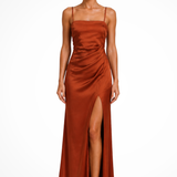 Margot | Vestido midi de satén con escote cuadrado y abertura lateral para invitadas de boda