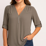 Blusa femenina fluida con escote en V y mangas dobladas