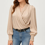 Blusa femenina cruzada con escote en V y mangas largas