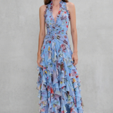 Vestido maxi encantador con escote halter y cascada de rosas