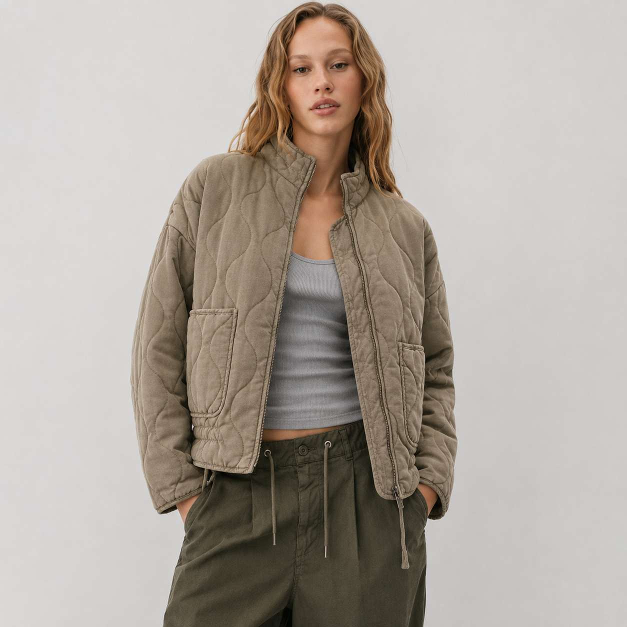 Chaqueta Acolchada para Mujer con Cuello Alto y Bolsillos de Parche