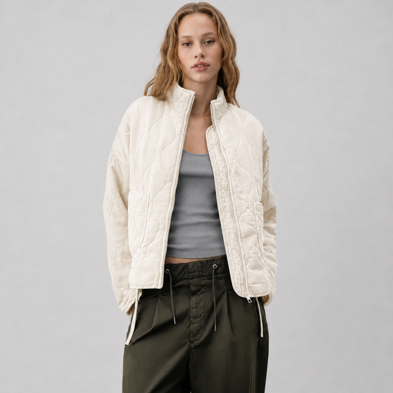 Chaqueta Acolchada para Mujer con Cuello Alto y Bolsillos de Parche