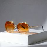 Saoirse | Gafas de Sol Geométricas Oversized para Mujeres con Montura Dorada y Lente Ámbar