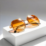 Saoirse | Gafas de Sol Geométricas Oversized para Mujeres con Montura Dorada y Lente Ámbar