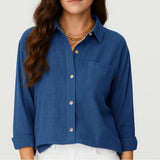 Blusa femenina de manga larga con corte suelto y bolsillo frontal