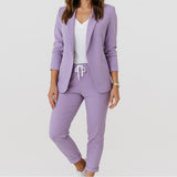 Conjunto femenino de blazer estructurado y pantalones de corte ajustado