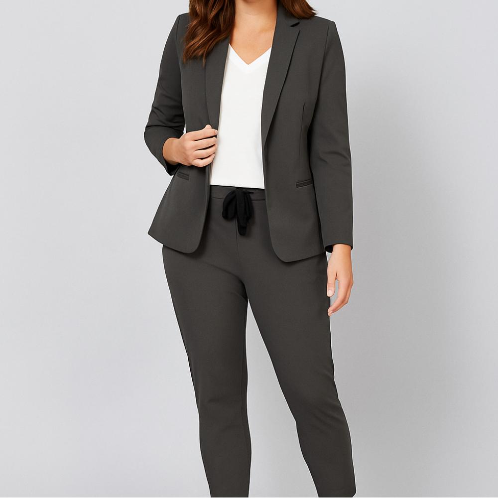 Conjunto femenino de blazer estructurado y pantalones de corte ajustado