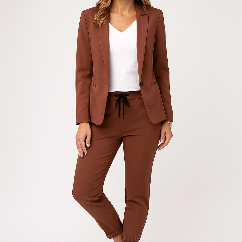 Conjunto femenino de blazer estructurado y pantalones de corte ajustado