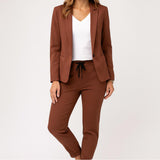 Conjunto femenino de blazer estructurado y pantalones de corte ajustado