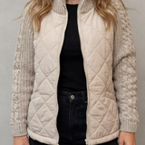 Chaqueta Acolchada para Mujeres con Mangas de Punto Trenzado y Cierre Frontal