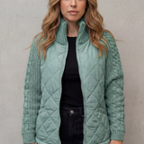 Chaqueta Acolchada para Mujeres con Mangas de Punto Trenzado y Cierre Frontal