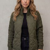 Chaqueta Acolchada para Mujeres con Mangas de Punto Trenzado y Cierre Frontal