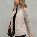 Chaqueta Acolchada para Mujeres con Mangas de Punto Trenzado y Cierre Frontal