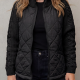 Chaqueta Acolchada para Mujeres con Mangas de Punto Trenzado y Cierre Frontal