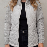 Chaqueta Acolchada para Mujeres con Mangas de Punto Trenzado y Cierre Frontal