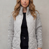 Chaqueta Acolchada para Mujeres con Mangas de Punto Trenzado y Cierre Frontal