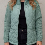 Chaqueta Acolchada para Mujeres con Mangas de Punto Trenzado y Cierre Frontal