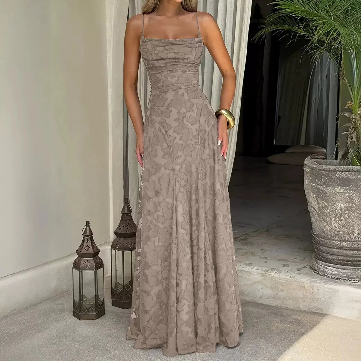 Vestido maxi de señora con detalle de cordones