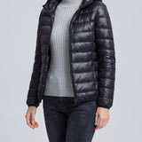 Chaqueta acolchada con capucha y cremallera ligera para mujer