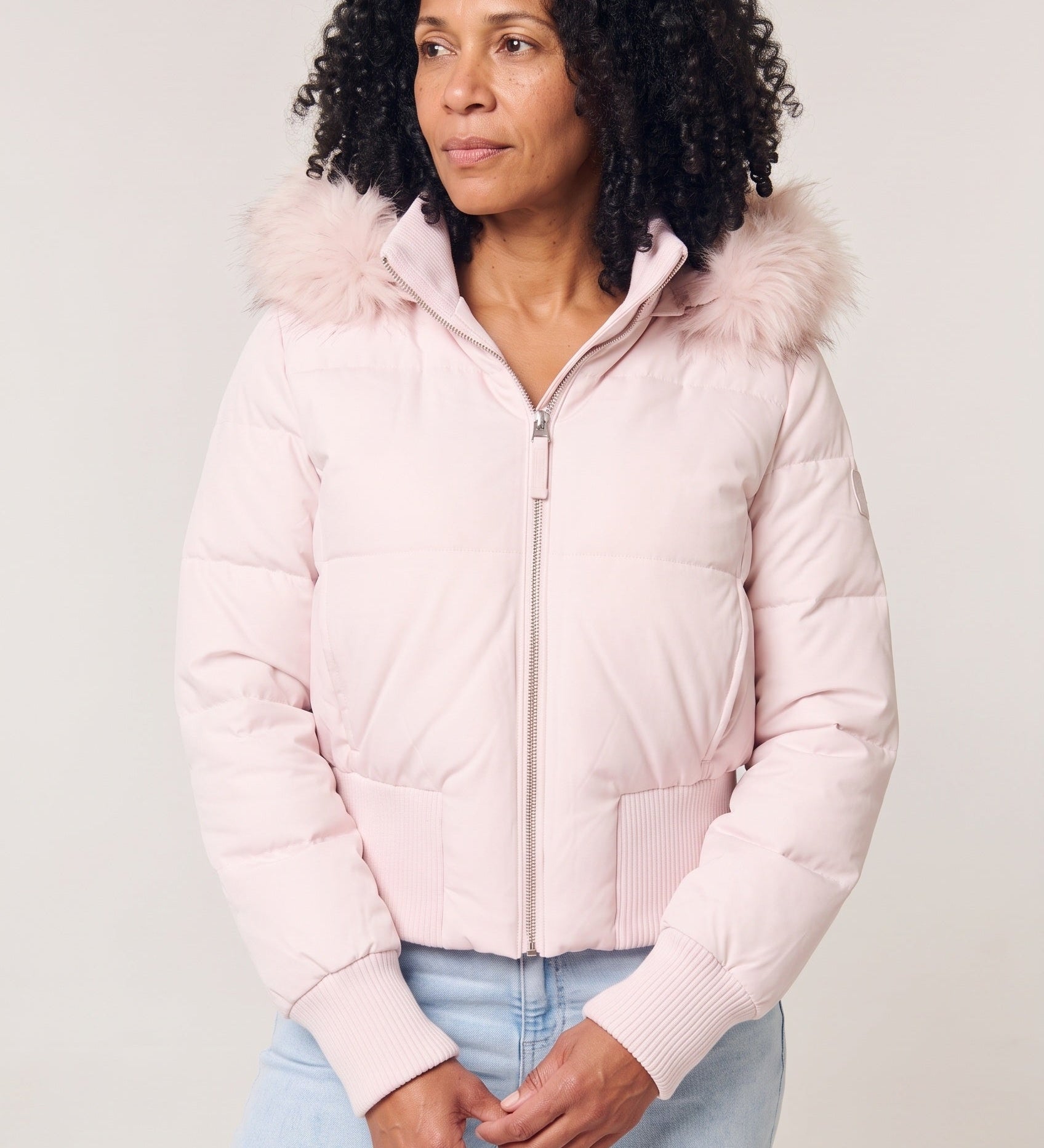 Chaqueta Puffer Cortada para Mujer con Capucha de Piel Sintética y Cierre Frontal